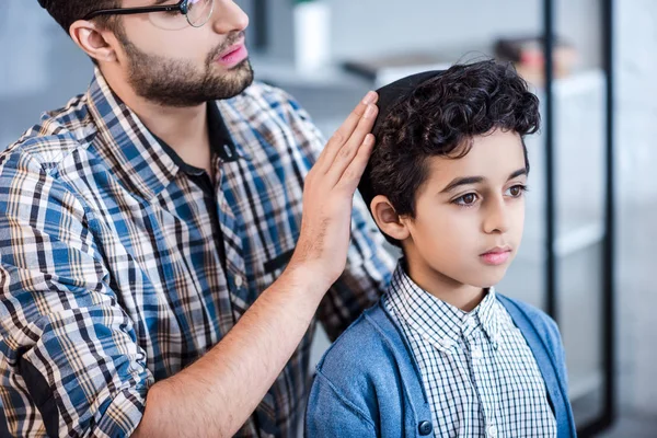 Vista Ritagliata Del Padre Ebreo Che Indossa Cappello Sul Figlio — Foto Stock