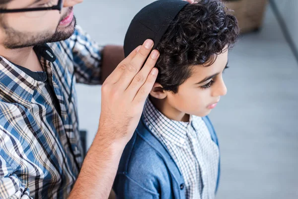 Vista Recortada Del Padre Judío Con Sombrero Hijo Apartamento — Foto de Stock