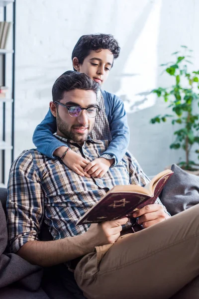 Lachende Joodse Vader Zoon Lezen Tanakh Appartement — Stockfoto