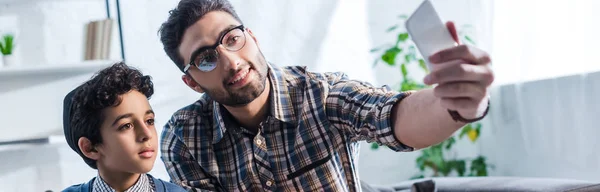 Tiro Panorâmico Pai Judeu Sorridente Tomando Selfie Com Filho — Fotografia de Stock