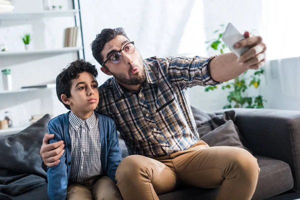 Ebreo Padre Prendere Selfie Con Carino Figlio Appartamento — Foto Stock