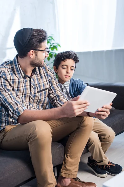 Padre Hijo Judíos Usando Tableta Digital Apartamento —  Fotos de Stock