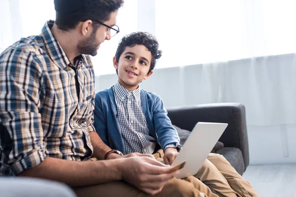 Pai Judeu Filho Sorridente Usando Laptop Apartamento — Fotografia de Stock