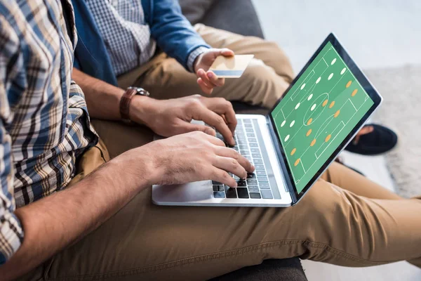 Bijgesneden Beeld Van Joodse Vader Voetballen Laptop Zoon Met Credit — Stockfoto