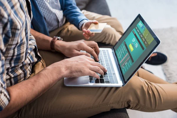 Visão Cortada Pai Judeu Usando Laptop Com Site Sportsbet Filho — Fotografia de Stock