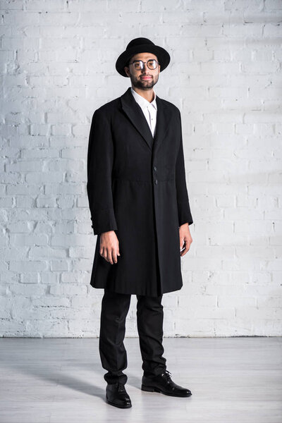 красивый и улыбающийся еврей в очках смотрит в камеру
 