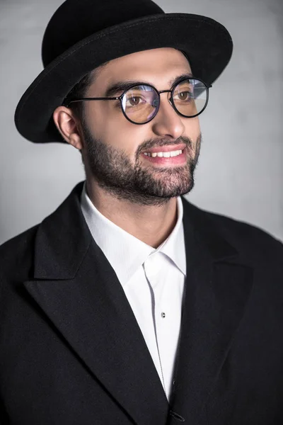 Yakışıklı Gülümseyen Gözlüklü Bir Yahudi Başka Tarafa Bakıyor — Stok fotoğraf