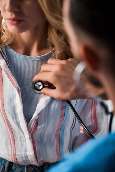Przycięty Widok Lekarza Trzymającego Stetoskop Badającego Kobietę — Zdjęcie stockowe