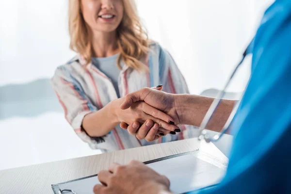 Cropped View Happy Woman Shaking Hands Doctor Clinic — Stock Photo, Image