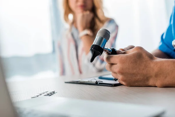 Vue Recadrée Médecin Tenant Otoscope Près Une Femme Clinique — Photo