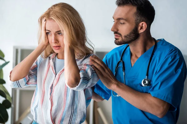 Stilig Läkare Röra Emotionell Kvinna Med Huvudvärk — Stockfoto
