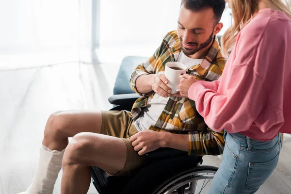 Hombre Barbudo Feliz Sentado Silla Ruedas Tomando Taza Con — Foto de Stock