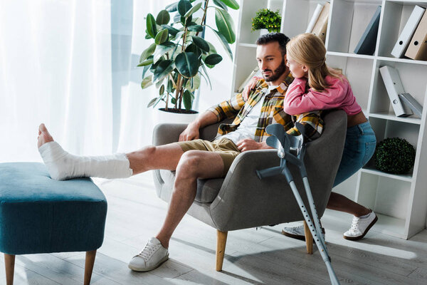 заботливая женщина сидит рядом с раненым парнем
 