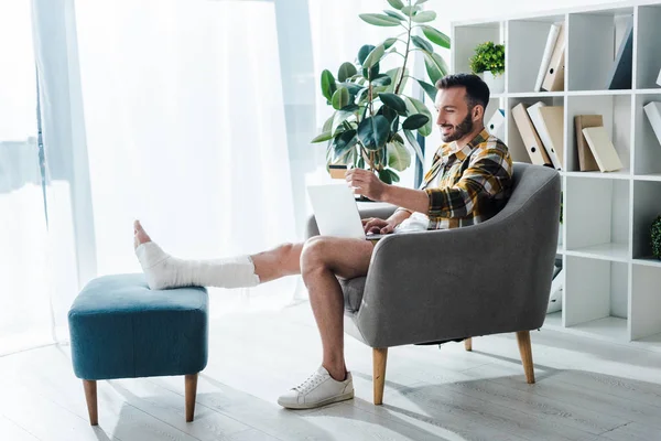 Glimlachende Gewonde Man Met Kredietkaart Tijdens Het Online Winkelen Thuis — Stockfoto