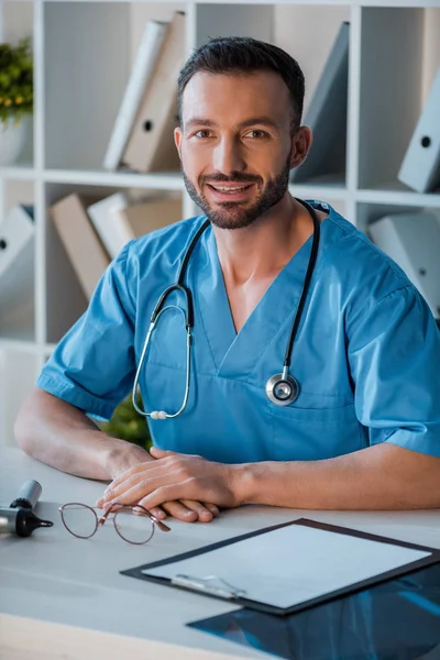 Médico Alegre Mirando Cámara Clínica — Foto de Stock