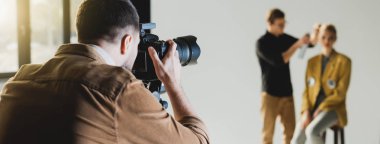 Manken ve kuaför fotoğrafçısının panoramik fotoğrafı.