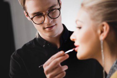 Makyaj sanatçısının sahne arkasında makyaj yaptığı seçici odak noktası