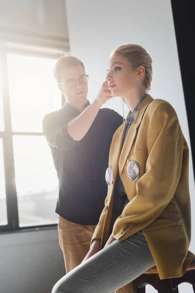 Cabeleireiro Bonito Fazendo Penteado Modelo Elegante Nos Bastidores — Fotografia de Stock