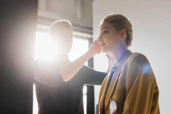 Visão Ângulo Baixo Cabeleireiro Fazendo Penteado Modelo Elegante Nos Bastidores — Fotografia de Stock