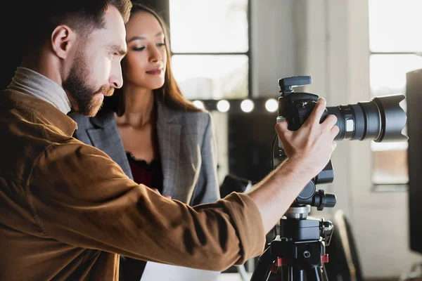 Produtor Fotógrafo Tirando Foto Com Câmera Digital Nos Bastidores — Fotografia de Stock