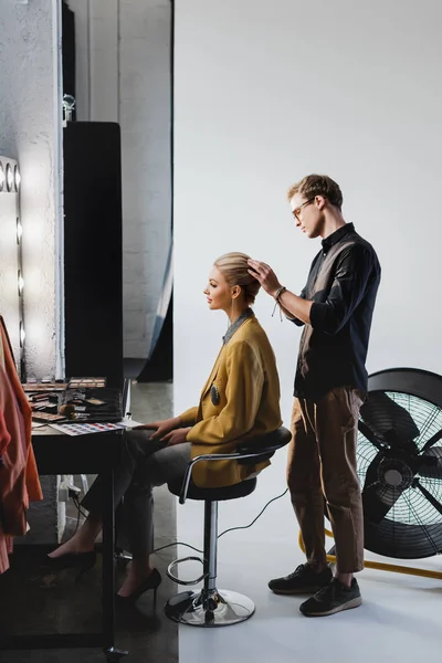 Visão Lateral Cabeleireiro Fazendo Penteado Modelo Elegante Nos Bastidores — Fotografia de Stock