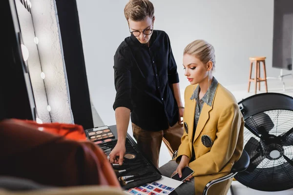 High Angle View Makeup Artist Taking Cosmetic Brush Model Holding — Stock Photo, Image