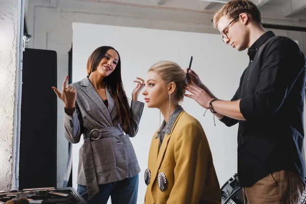 Friseur Mit Frisur Und Lächelnder Produzentin Gespräch Mit Stylischem Model — Stockfoto