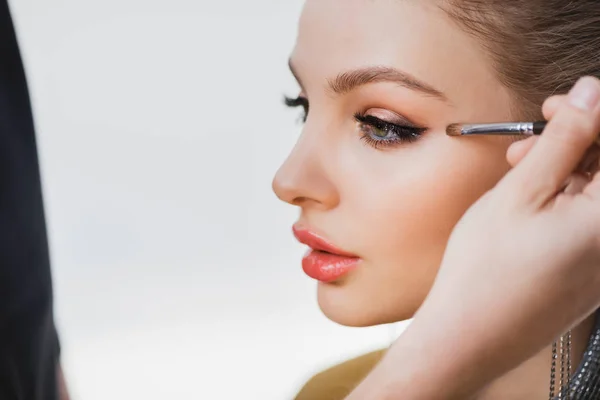 Cropped Άποψη Του Makeup Artist Κάνει Μακιγιάζ Ελκυστικό Μοντέλο Στα — Φωτογραφία Αρχείου