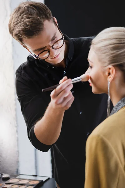 Enfoque Selectivo Del Artista Del Maquillaje Haciendo Maquillaje Para Modelar — Foto de Stock