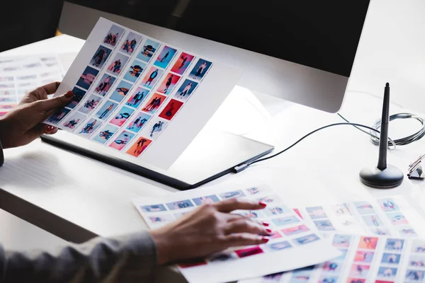 Teeltbeeld Van Producent Die Aan Tafel Zit Referenties Heeft Backstage — Stockfoto