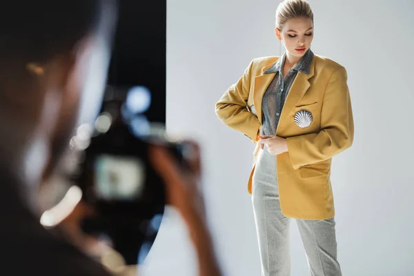 Enfoque Selectivo Del Modelo Elegante Posando Para Fotógrafo — Foto de Stock