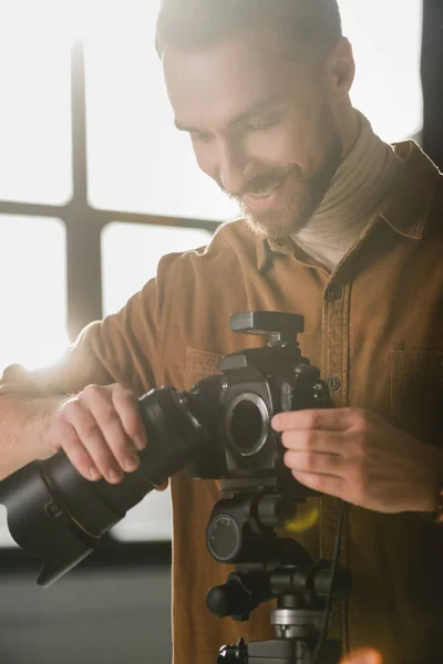 Sonriente Guapo Fotógrafo Detalles Cámara Digital Backstage —  Fotos de Stock