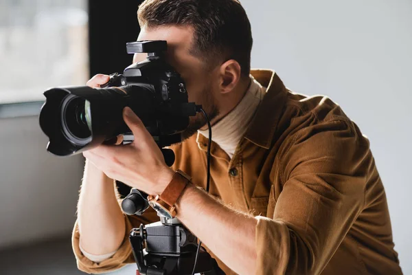 Fotograf Robi Zdjęcia Aparatem Cyfrowym Kulisami — Zdjęcie stockowe