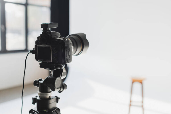 селективное фокусирование цифровой камеры за кулисами фотостудии
