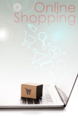 Çizimlere yakın dizüstü bilgisayarda oyuncak kutusu ve beyaz, e-ticaret konsepti üzerine online alışveriş mektupları.
