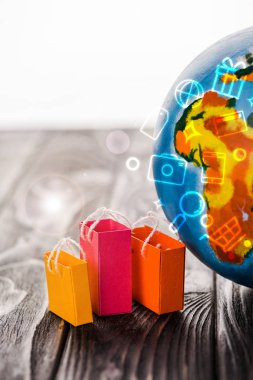 Dünyanın yakınındaki alışveriş çantaları beyaz, e-ticaret konseptine izole edilmiş resimlerle dolu.