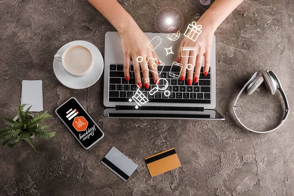 Vista Superior Mujer Usando Ordenador Portátil Cerca Teléfono Inteligente Taza —  Fotos de Stock