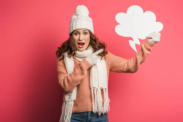 Surprised Girl Warm Hat Scarf Pointing Finger Thought Bubble Pink — Stock Photo, Image