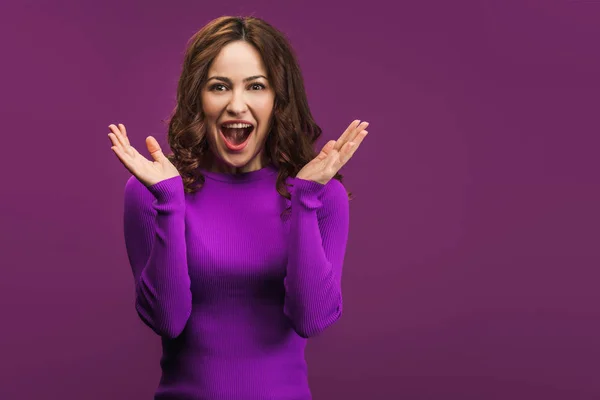 Mujer Sorprendida Pie Con Los Brazos Abiertos Sobre Fondo Púrpura — Foto de Stock