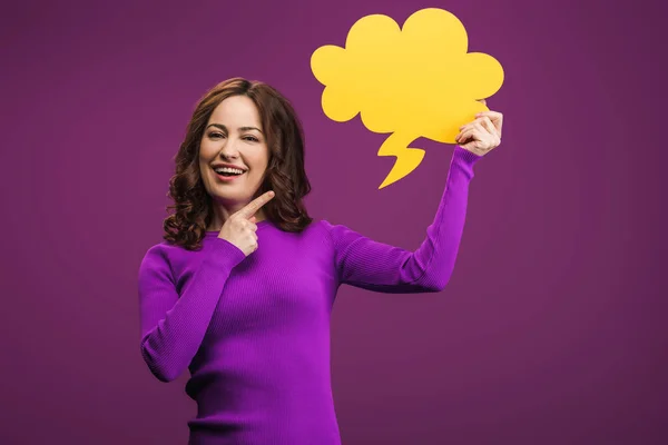 Mujer Alegre Señalando Con Dedo Burbuja Del Pensamiento Sobre Fondo — Foto de Stock