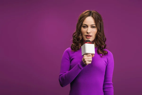 Attractive Reporter Talking Microphone Purple Background — Stock Photo, Image