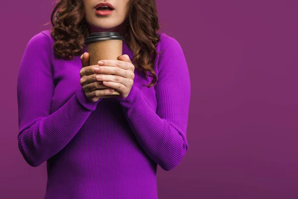 Vista Recortada Chica Fría Sosteniendo Café Para Sobre Fondo Púrpura —  Fotos de Stock