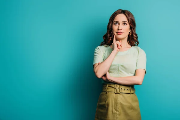 Pensive Jonge Vrouw Zoek Omhoog Terwijl Staan Blauwe Achtergrond — Stockfoto