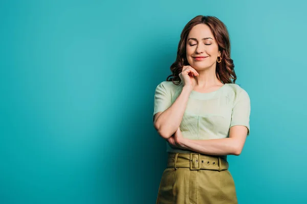 Dromerige Vrouw Staan Met Gesloten Ogen Blauwe Achtergrond — Stockfoto