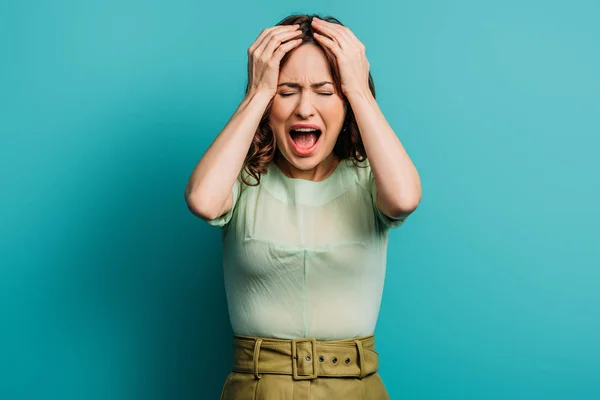 Angry Woman Screaming Holding Hands Head Blue Background — Stock Photo, Image