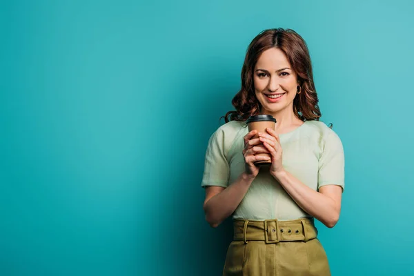 Chica Alegre Mirando Cámara Mientras Sostiene Café Para Sobre Fondo —  Fotos de Stock