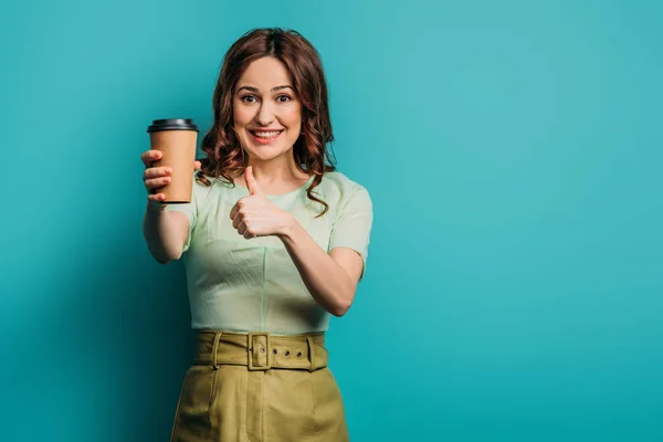 Allegra Ragazza Mostrando Pollice Mentre Tiene Caffè Andare Sfondo Blu — Foto Stock