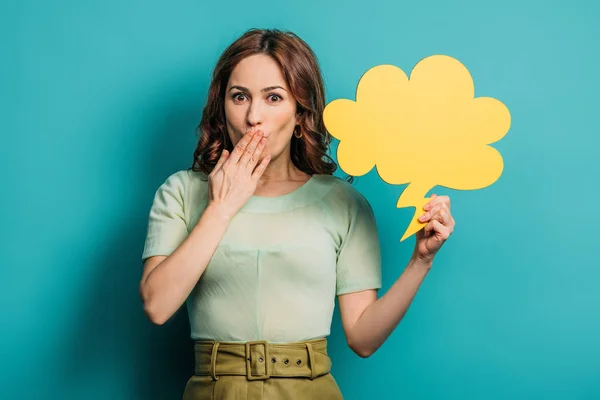 Shocked Woman Covering Mouth Hand While Holding Thought Bubble Blue — Stock Photo, Image