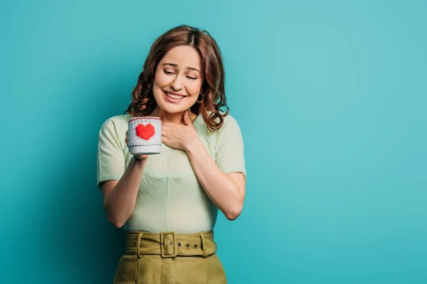 Erfreut Mädchen Mit Tasse Mit Herz Symbol Auf Blauem Hintergrund — Stockfoto