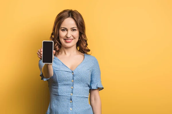 Chica Sonriente Mirando Cámara Mientras Muestra Teléfono Inteligente Con Pantalla — Foto de Stock